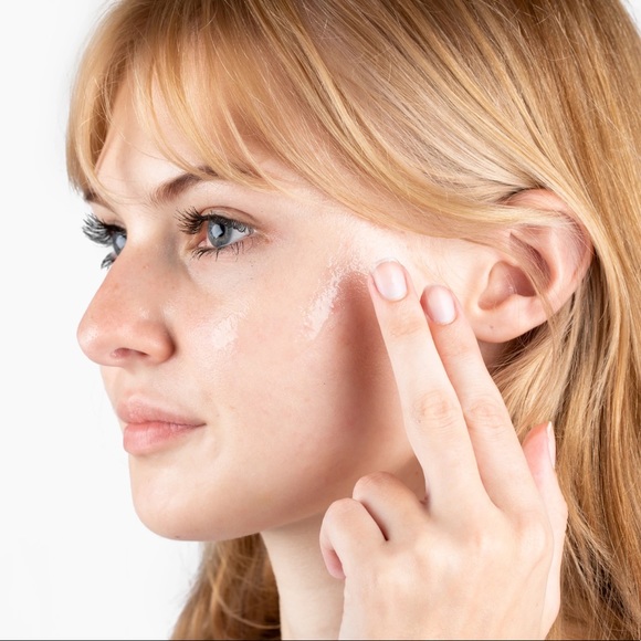 🌸 EPIONE Flawless Serum 🌸 - Picture 2 of 4